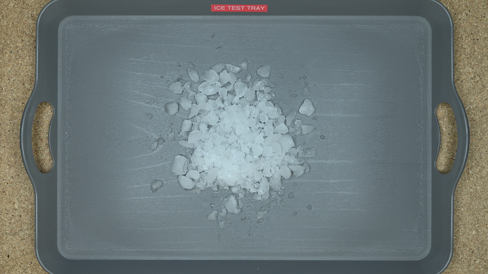 Small crushed ice from the Bosch 500 Series B36FD52SNS.