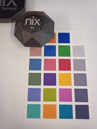 Nix QC Color Control Sensor scanning a color on our test document