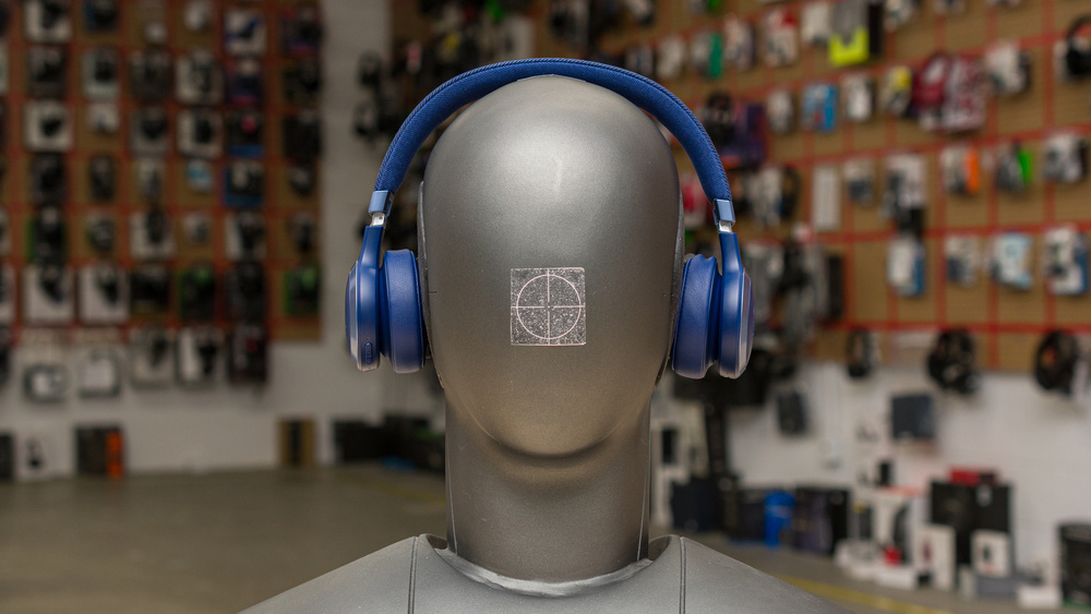 Front-on image of the JBL 670NC.