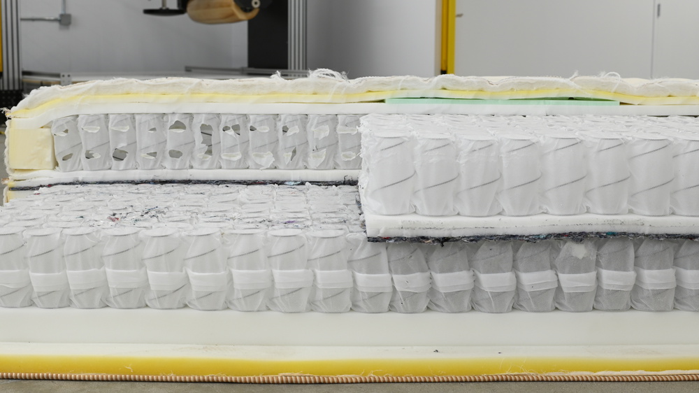 A cross-section of the Saatva Classic with a support layer of pocket coils.