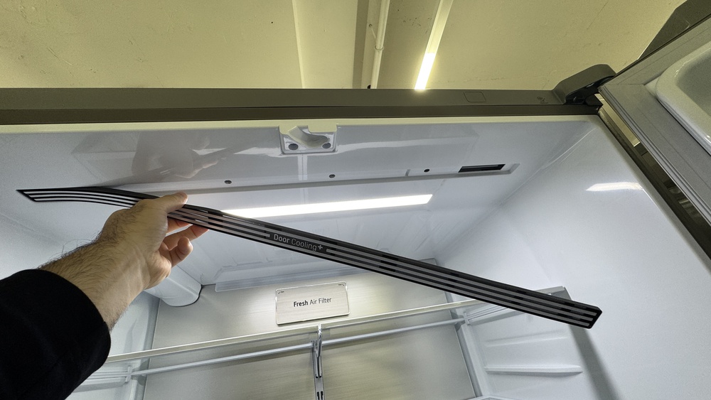 The LG LRFLC2706S' downward-facing vent for directing cool air to the door bins.