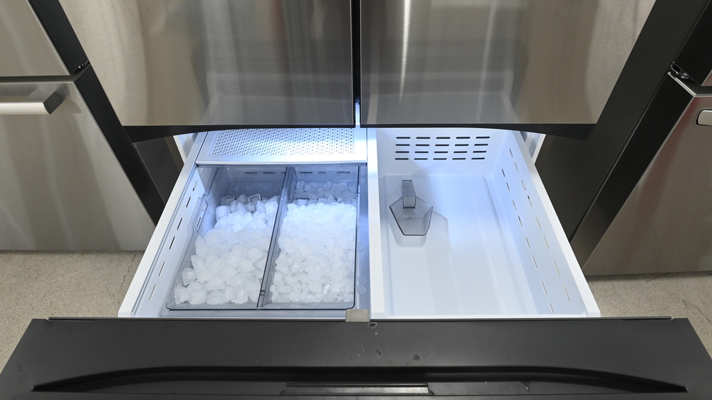 In-freezer ice maker of the Samsung Bespoke RF30BB6200QL.
