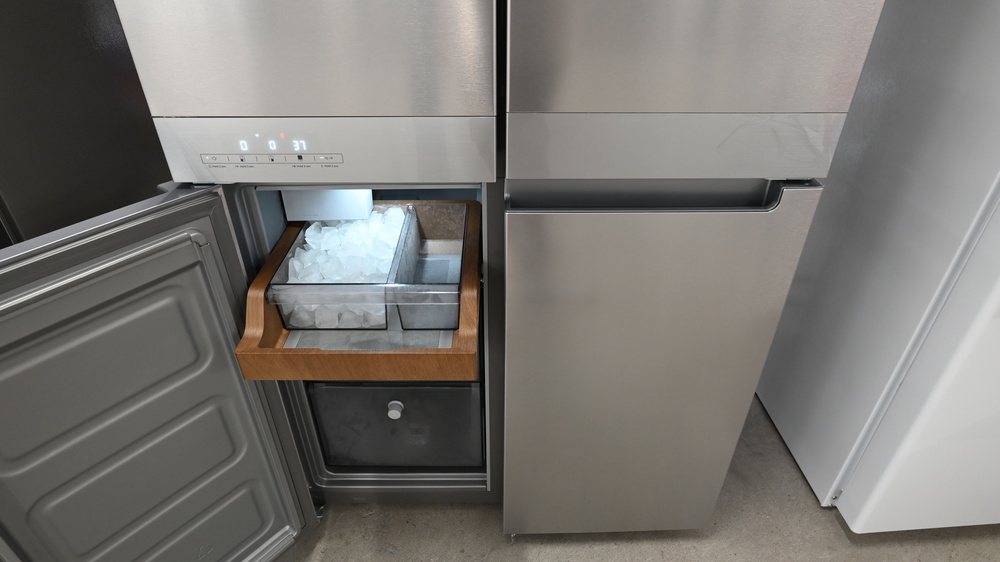 In-freezer ice maker found within the KitchenAid KRQC506MP.