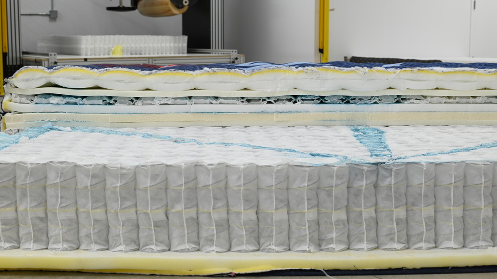 The inside of the Stearns & Foster Lux Estate, showing a layer of pocket springs and many layers of foam.