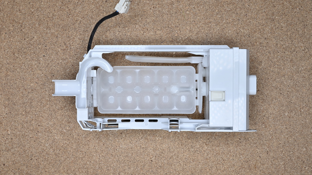 Twist-tray ice maker found in the Frigidaire FFTR1835VW.