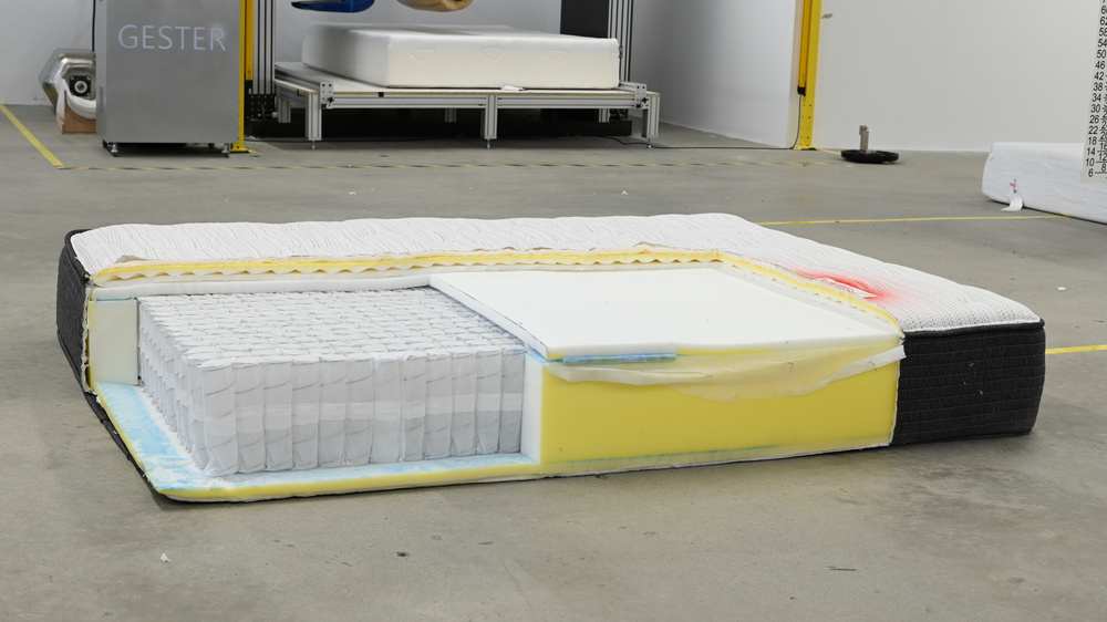 The Beautyrest Silver BRS900's cross-section photo.