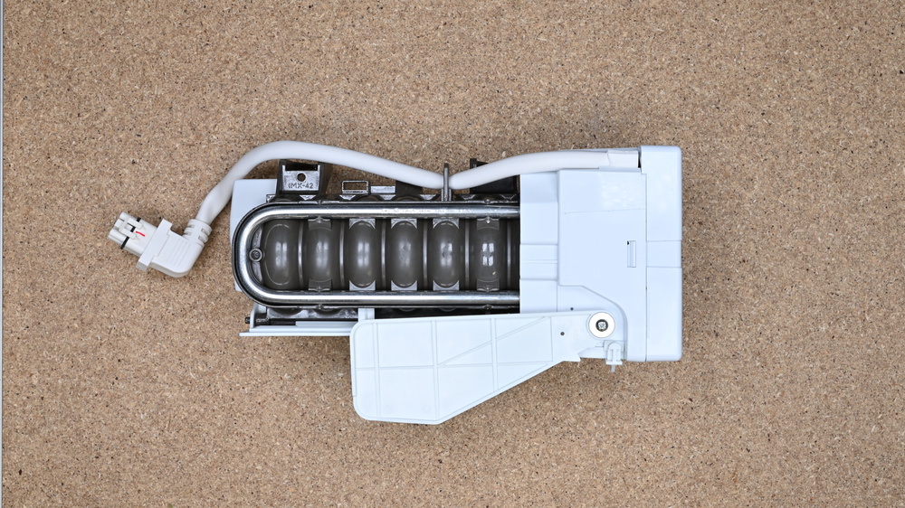 Ejector-style ice maker found on the GE GTS22KGNRWW, with its U-shaped heating element being made visible.