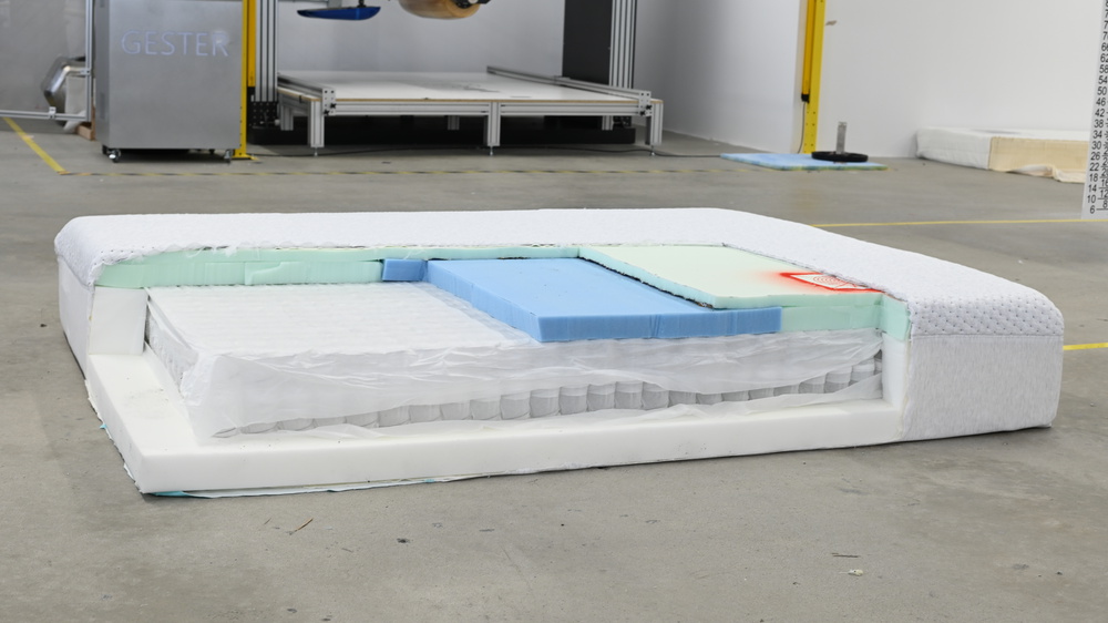 Casper Snow design photo and look at the inside of the mattress.